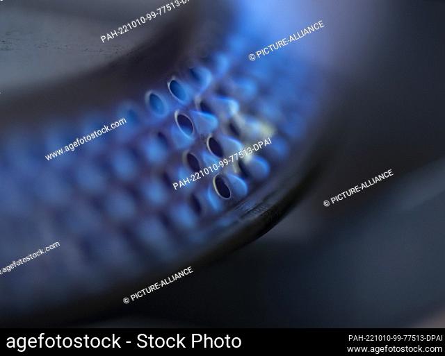 ILLUSTRATION - 10 October 2022, Hesse, Frankfurt/Main: The blue flame of a gas stove. To ease the burden on gas customers