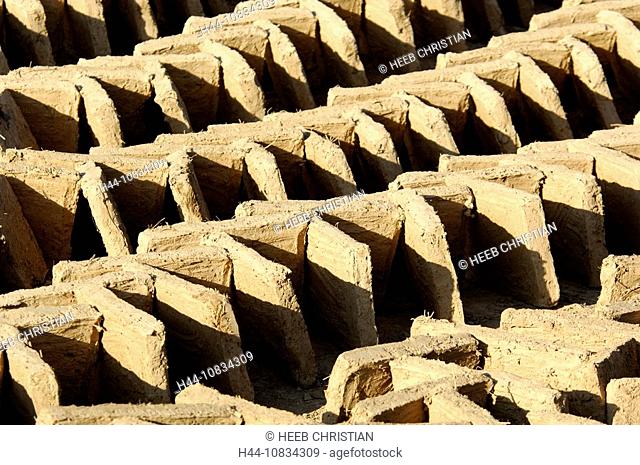 Yemen, Adobe brick making, mud bricks, near Al-Hajarayn, Wadi Daw'an Region, Wadi Hadramaut, Hadhramaut, Hadramaut, So