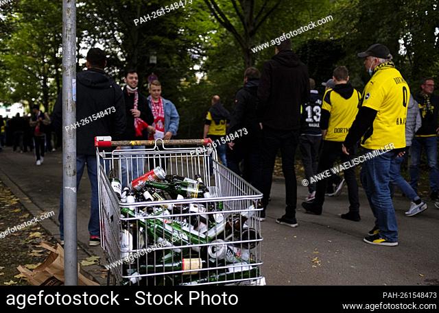 Feature, shopping cart with empties on the way to the stadium, bottle collector, bottle collection, football 1st Bundesliga, 08th matchday