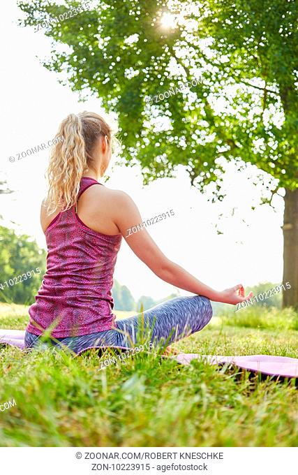 Junge Frau macht eine Yoga Meditation im Sommer zur Stärkung der Balance