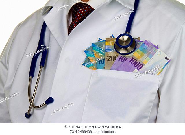 Ein Arzt mit Schweizer Franken Geldscheinen