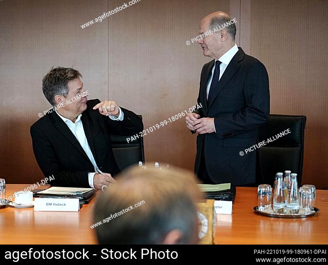 19 October 2022, Berlin: Chancellor Olaf Scholz (r, SPD), Robert Habeck (l, Bündnis 90/Die Grünen), Federal Minister of Economics and Climate Protection