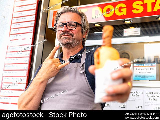 15 June 2022, North Rhine-Westphalia, Münster: Singer Henning Wehland (""H-Blockx"") stands at a hot dog stand in Münster