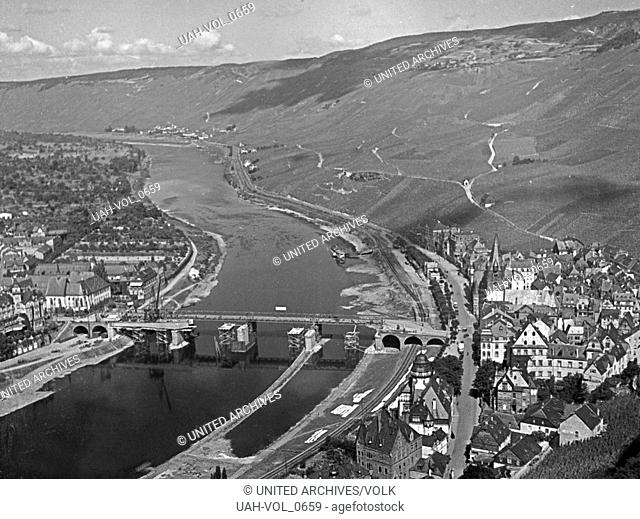 Blick auf Bernkastel (rechts) und Kues (links) an der Mosel, Deutschland 1930er Jahre. View to Bernkastel (right) and Kues (left) at river Moselle