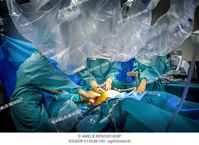 Reportage in an operating theatre during a hysterectomy using the da Vinci robot®. At the end of the operation the abdomen is deflated