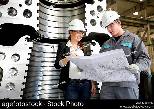 Topic photo, job cuts at Siemens Energy - young engineers at a meeting, cooperative engineering training at Siemens Energy