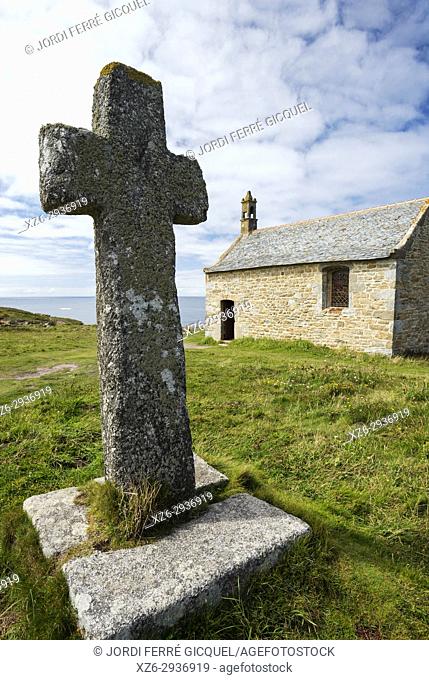 Stone cross, Church Chapelle de Saint-Sanson, Landunvez, Finistère, Brittany, France, Europe