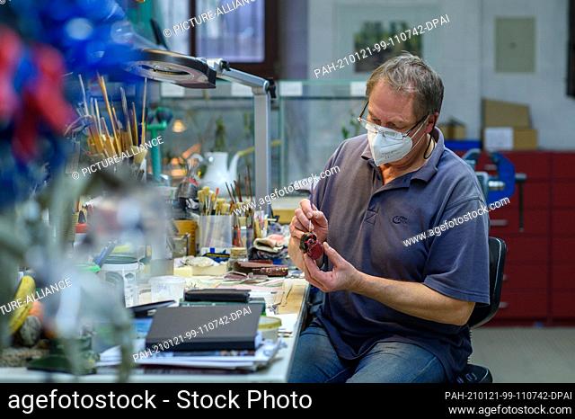 20 January 2021, Saxony-Anhalt, Magdeburg: Peter Chwalisz from the Museum für Naturkunde Magdeburg works on a model of a scaly-footed snail in the zoological...
