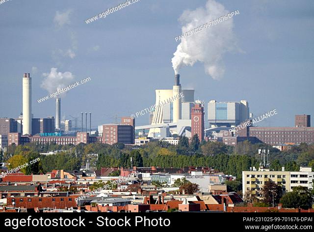 16 October 2023, Berlin: White smoke comes out of one of the chimneys of the power plant of the Berliner Stadtreinigung (BSR) in Ruhleben