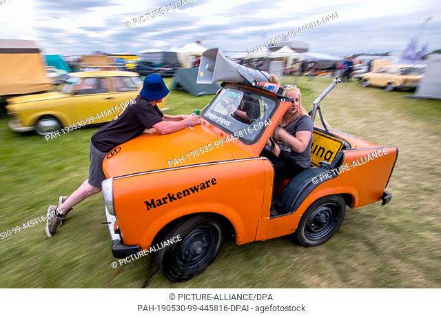 30 May 2019, Mecklenburg-Western Pomerania, Anklam: Members of a Hamburg fan club celebrate with a converted Trabant on the grounds of the 25th International...
