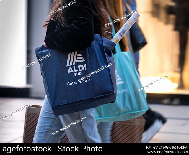 11 December 2023, Hesse, Frankfurt/Main: A passer-by carries an Aldi Süd shopping bag along Frankfurt's Zeil shopping street Photo: Frank Rumpenhorst/dpa