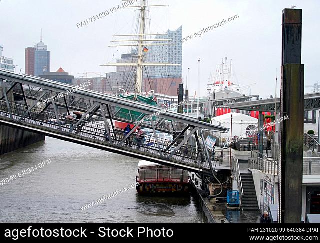 20 October 2023, Hamburg: A sandbar can be seen behind a launch at the landing stages in the harbor at low tide. Shipping is restricted on the Elbe and in the...