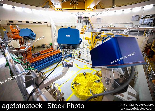 02 December 2021, Schleswig-Holstein, Brokdorf: Various cameras monitor the reactor area with the fuel element storage pool at the Brokdorf nuclear power plant