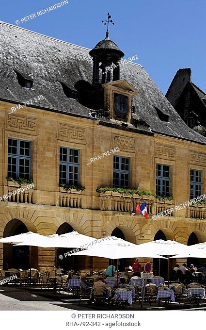 Restaurant in front of the Hotel de Ville town hall in the old town, Sarlat, Dordogne, France, Europe