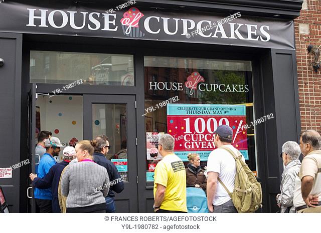 Cupcake lovers flock to the grand opening of the House of Cupcakes in the Greenwich Village neighborhood of New York for a free cupcake offered to the first...