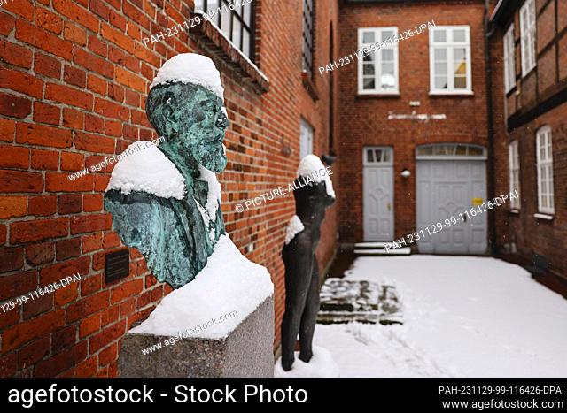 29 November 2023, Schleswig-Holstein, Rendsburg: Two statues in the backyard of the Jewish Museum are covered in snow. Photo: Frank Molter/dpa