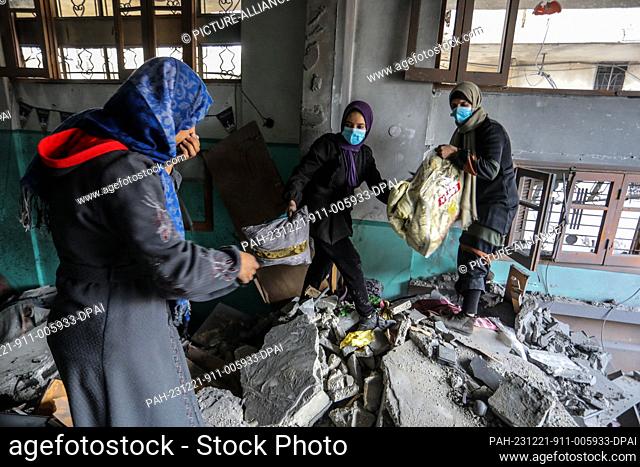 21 December 2023, Palestinian Territories, Rafah: Palestinians inspect the damage caused by Israeli airstrikes in Rafah. Photo: Abed Rahim Khatib/dpa