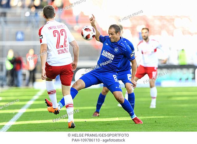 Manuel Stiefler (KSC) in the duels with Lasse Schlueter (Energie Cottbus). GES / Soccer / 3rd league: Karlsruher SC - Energie Cottbus, 29.09