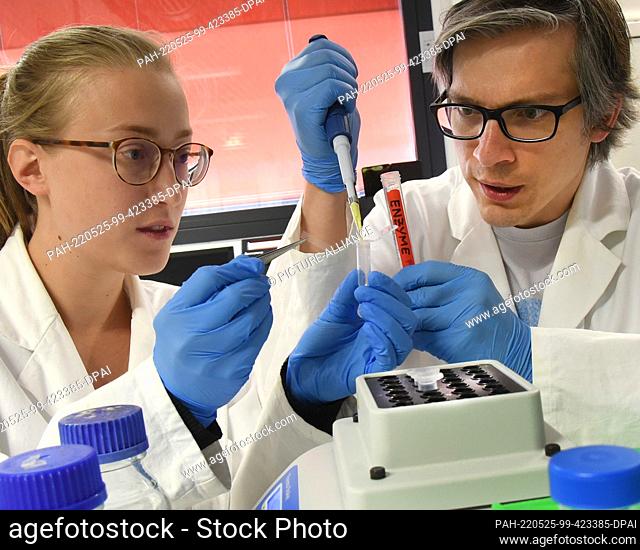 23 May 2022, Saxony, Leipzig: In the genetic engineering laboratory at the Institute of Analytical Chemistry at the University of Leipzig