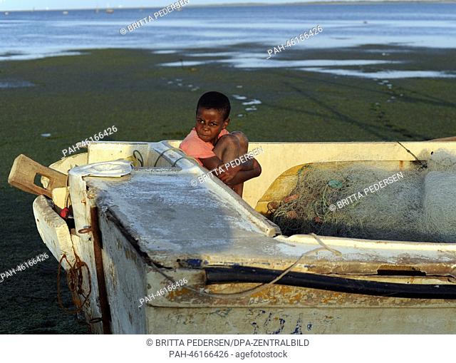 A child sits in a boat on the Costa do Sol in Maputo, Mozambique, 15 August 2014. Photo: Britta Pedersen | usage worldwide. - Maputo/Maputo/Mozambique