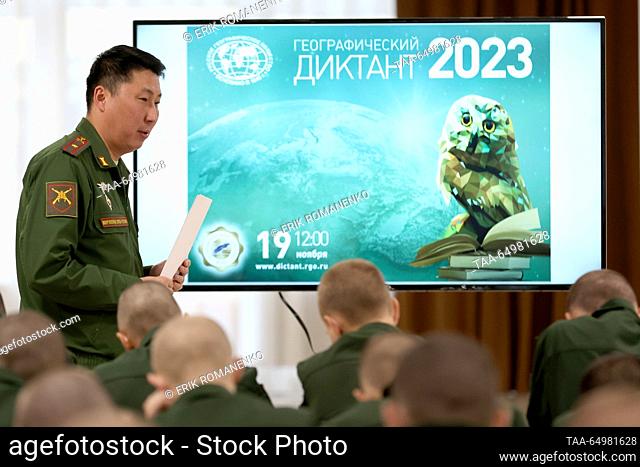 RUSSIA, ROSTOV-ON-DON - 19 de NOVIEMBRE, 2023: Los cadetes realizan una prueba anual de geografía rusa, Dictación Geográfica, en un complejo militar