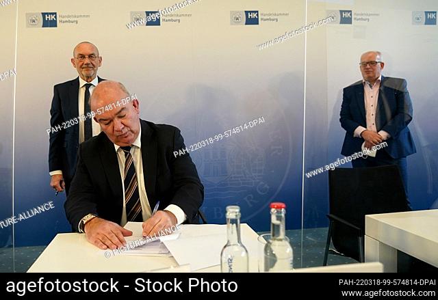 18 March 2022, Hamburg: Klaus Bertram Beckmann (front), President of Helmut Schmidt University, signs a cooperation agreement between the Hamburg Institute of...