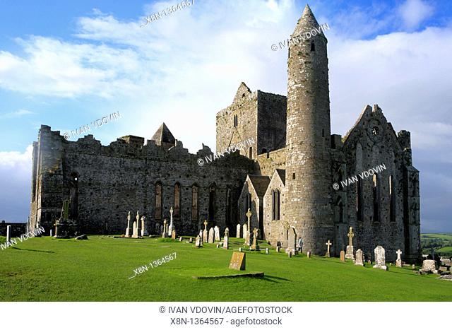 Cathedral 1235-1270 and Round tower c  1100, Tipperary, Rock of Cashel, Ireland