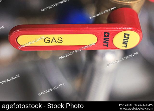 PRODUCTION - 11 December 2023, North Rhine-Westphalia, Remscheid: A gas supply shut-off valve hangs on a gas pipe in a test laboratory