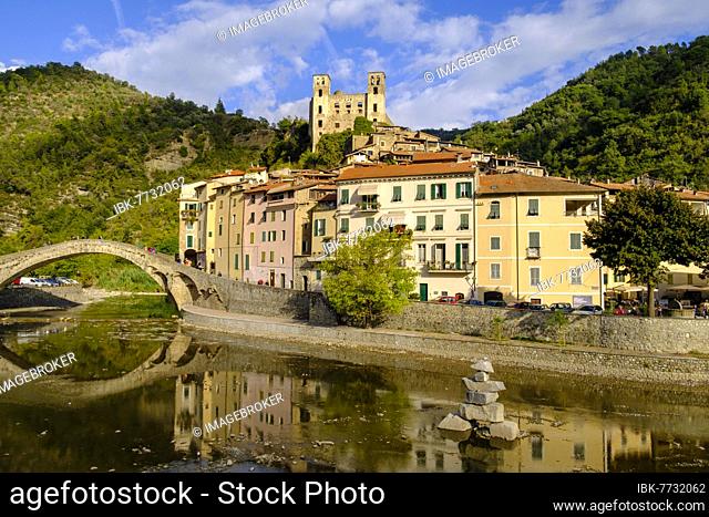 Old arch bridge, Ponte Vecchio over the Nervia river with Castello di Dolceacqua, Dolceacqua, Riviera, Liguria, Italy, Europe