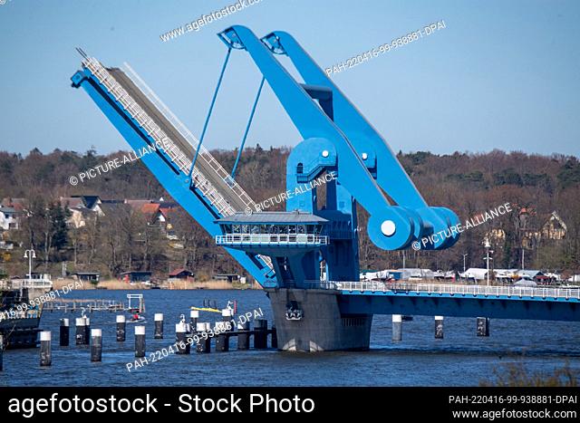 16 April 2022, Mecklenburg-Western Pomerania, Wolgast: Vehicles are stuck in traffic jams in front of the Peene Bridge in Wolgast on the island of Usedom