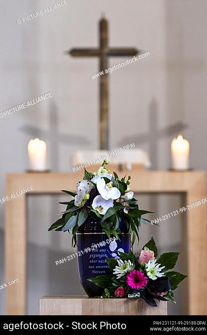 PRODUCTION - 16 November 2023, Berlin: An urn stands in the chapel of St. Elisabeth Cemetery. Photo: Jens Kalaene/dpa. - Berlin/Berlin/Germany