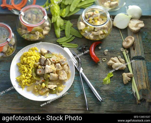 Turkey goulash with mange tout from a jar