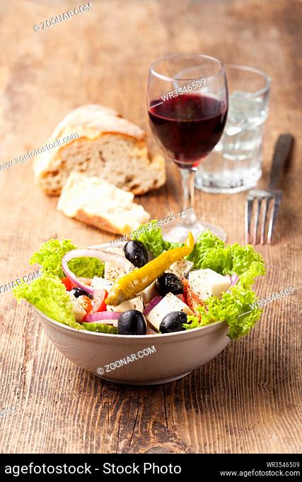 frischer Griechischer Salat mit Oliven