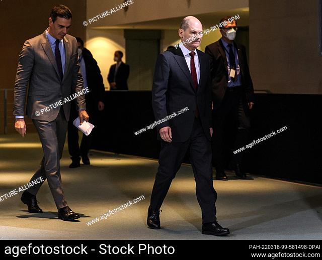 18 March 2022, Berlin: German Chancellor Olaf Scholz (SPD, r) and Spanish Prime Minister Pedro Sanchez arrive for a joint press statement at the Chancellery