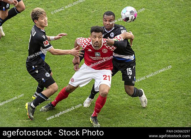 Karim ONISIWO (MZ, Mi.) is pinned down by Ritsu DOAN (BI, l.) And Nathan de MEDINA (BI) during the fight for the ball; Action, game scene; Soccer 1st Bundesliga
