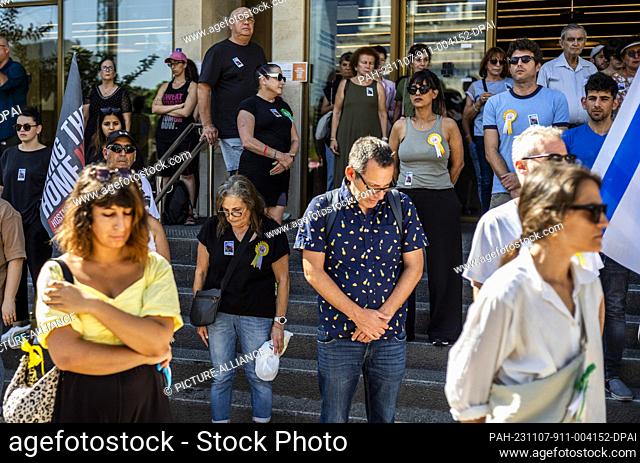 07 November 2023, Israel, Tel Aviv: Israelis stand for a minute of silence to mark one month since the deadly attack by the Palestinian group Hamas on the 7th...