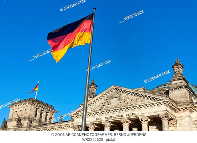 deutscher Reichstag an einem sonnigen Tag