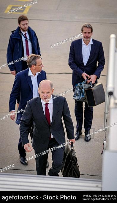 03 November 2022, Brandenburg, Schönefeld: German Chancellor Olaf Scholz (SPD, front) arrives with Jörg Kukies (M), economic policy advisor to the chancellor