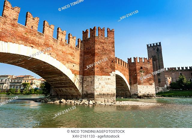 Ponte Scaligero, Bridge outside Castelvecchio fortress, Adige river, Verona, UNESCO World Heritage Site, Veneto, Italy, Europe