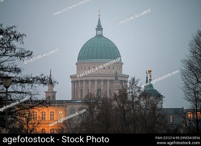 14 December 2023, Brandenburg, Potsdam: The church of St. Nikolai and a transverse wing of the Landtag on the Alter Markt in the gray December weather
