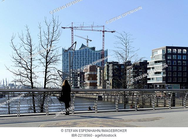 Marco-Polo-Terrassen terraces overlooking the Elbe Philharmonic Hall under construction, and modern residential and office buildings at Dalmannkai