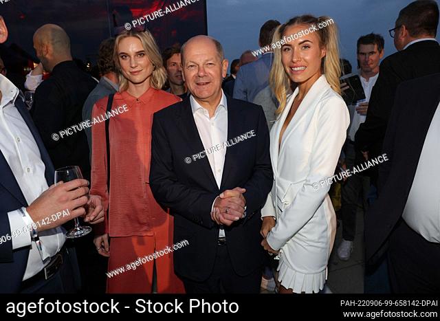 06 September 2022, Berlin: German Chancellor Olaf Scholz (SPD) and models Kim Hnizdo (l) and Alena Gerber arrive at the RTL News editorial party...