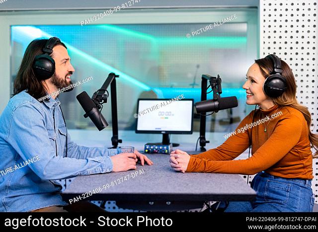 07 March 2022, North Rhine-Westphalia, Cologne: Carolin Kebekus, comedian, and her brother David Kebekus, author, sit in a recording studio during recordings...