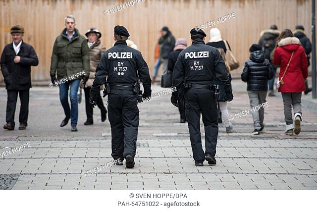 Polizisten laufen neben Passanten am 01.01.2016 durch die Innenstadt von München (Bayern). Nach den akuten Terrorwarnungen der Silvesternacht in München ist die...