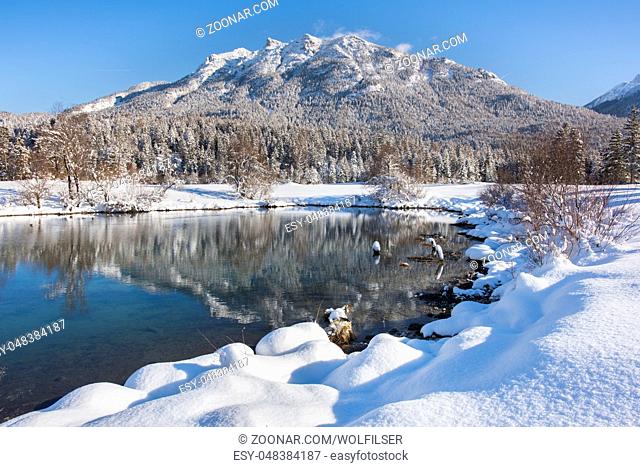 Die Isar im Winter bei Krün im Karwendel