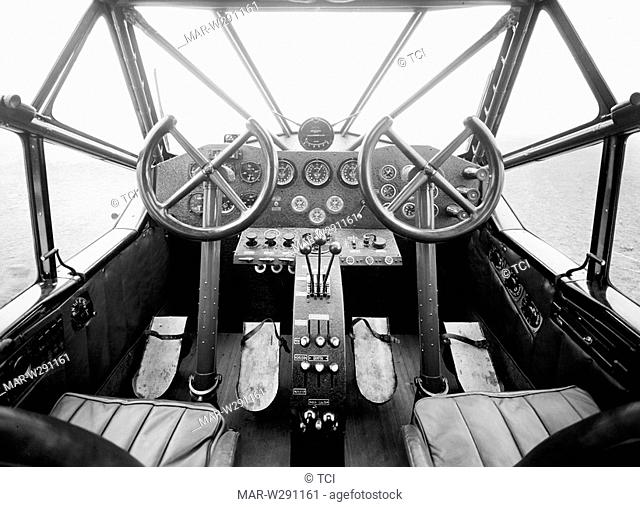 cabina di pilotaggio di un aereo breda, italia 1920-30