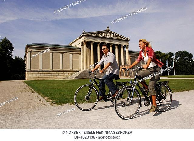 Best Agers, bicyclists, bike tour, Koenigsplatz Square, Munich, Bavaria, Germany, Europe