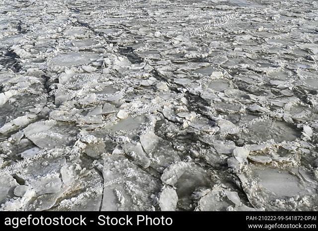 18 February 2021, Brandenburg, Schwedt: Ice floes on the German-Polish border river Oder have frozen together. Drift ice is increasing the danger of flooding in...