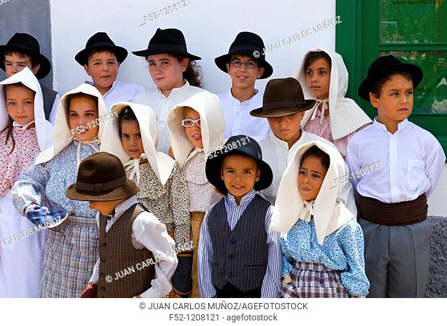 Niños vestidos con el traje típico campesino  Festividad Santo Domingo de Guzman  Pueblo Tetir  Isla Fuerteventura  Provincia Las Palmas  Islas Canarias  España