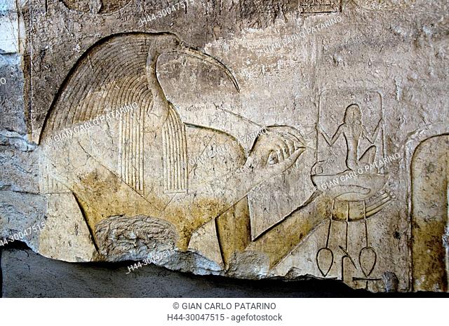 Luxor, Egypt. Temple of Merenptah (Baenra Meriamon) XIX° dyn. son of Ramses II the Great: a sculpture representing the god Thot bearing a statuette of a god of...